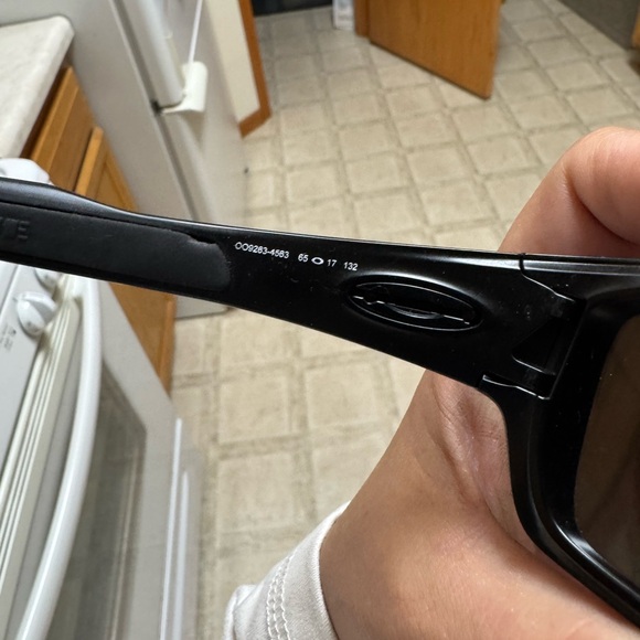 Oakley Men's Sunglasses with Black Frame and Green Lenses - Picture 4 of 9